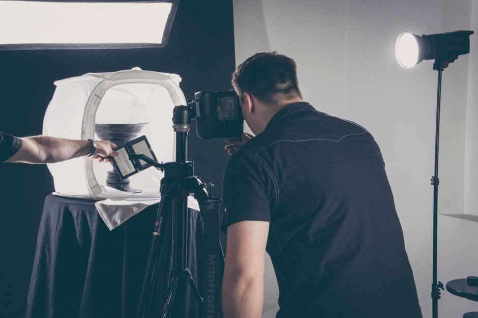 Photographe au travail en studio, Studio Lumen Lyon